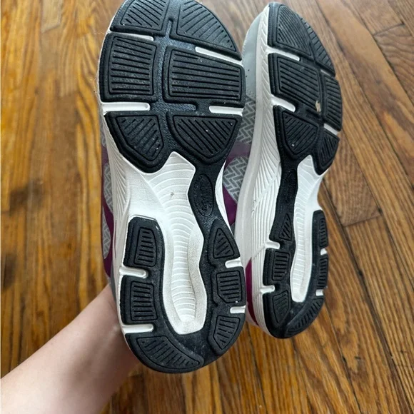 ASICS - Picture 3 of 5